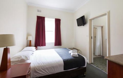 Knickerbocker Hotel - Accommodation Noosa 2