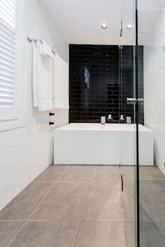 Bespoke On Main - Accommodation Noosa 0