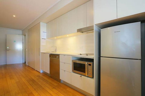 Lagoon Pool 2 Bedroom Spa Suite - Accommodation Noosa 3