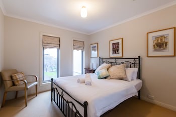 JASMINE, 2BDR Port Melbourne House - Accommodation Noosa 0