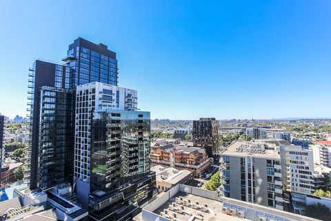 Urban Oasis - Designed Service Apartment - Accommodation Noosa 5