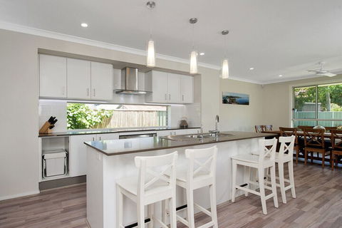 Big Wave 8 Achilles Street - Accommodation Noosa 3