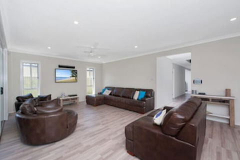 Big Wave 8 Achilles Street - Accommodation Noosa 0