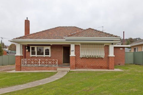 Red Brick Beauty - Central Cottage - Accommodation Noosa 0