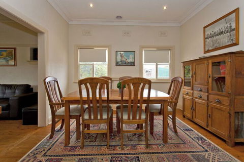 Red Brick Beauty - Central Cottage - Accommodation Noosa 5