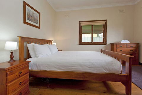Red Brick Beauty - Central Cottage - Accommodation Noosa 4