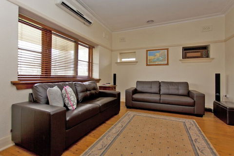 Red Brick Beauty - Central Cottage - Accommodation Noosa 2