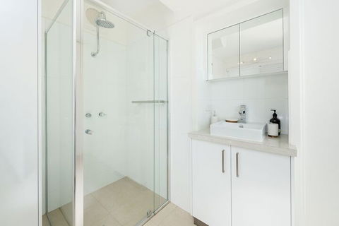 The Executive - Central & Sophisticated - Accommodation Noosa 5