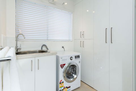 The Executive - Central & Sophisticated - Accommodation Noosa 6