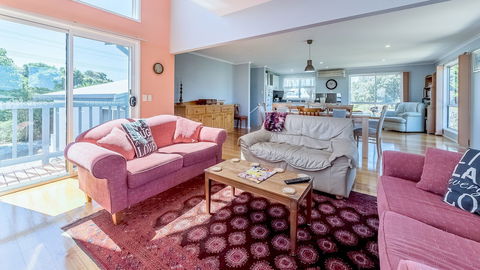 THE Lighthouse Surf Side - Accommodation Noosa 2
