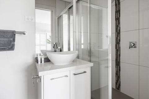 The Jetty Beach Apartment By Ready Set Host - Accommodation Noosa 6