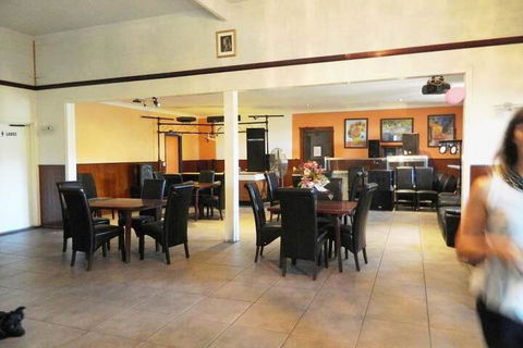 Carlon's Hotel - Accommodation Noosa 4