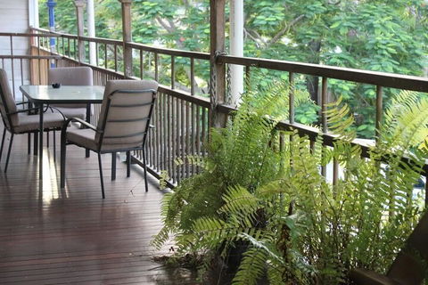 Carlon's Hotel - Accommodation Noosa 5