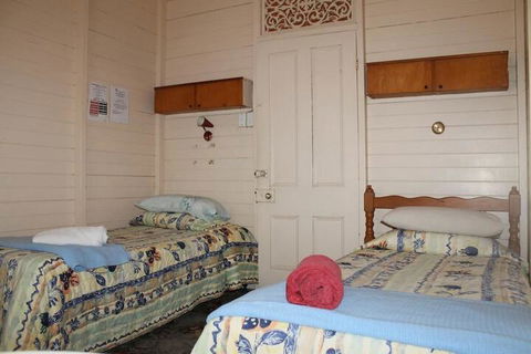 Carlon's Hotel - Accommodation Noosa 2