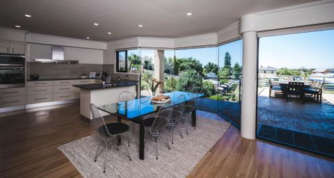Russell House - Accommodation Noosa 2