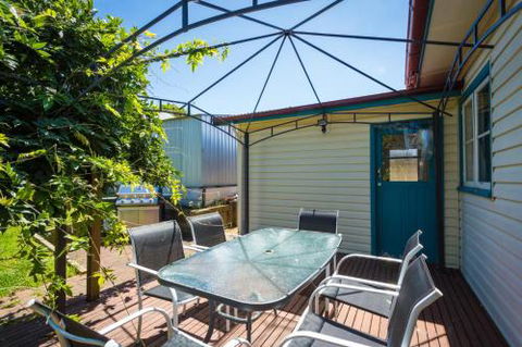Pet Friendly Beach Cottage At Ballingalla - Accommodation Noosa 2