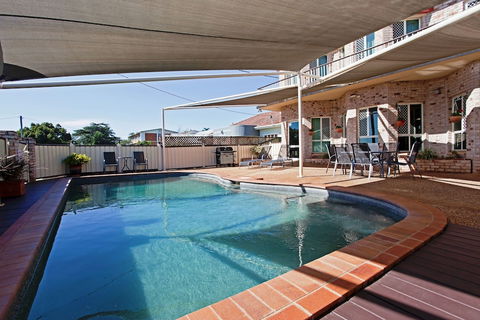 Highlander Motor Inn & Apartments - Accommodation Noosa 2