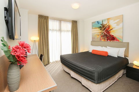 Indulge Apartments - Ontario - Accommodation Noosa 4