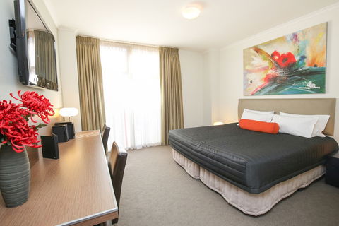 Indulge Apartments - Ontario - Accommodation Noosa 6