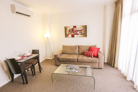 Indulge Apartments - Ontario - Accommodation Noosa 2