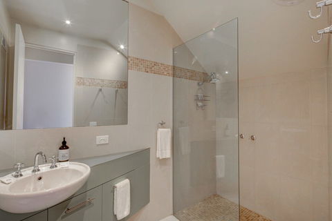 Malahide - Accommodation Noosa 6