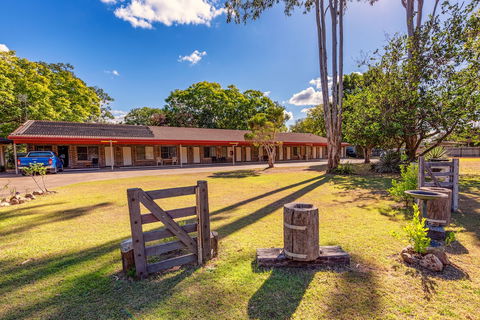 Esk Caravan Park & Motel - Accommodation Noosa 0