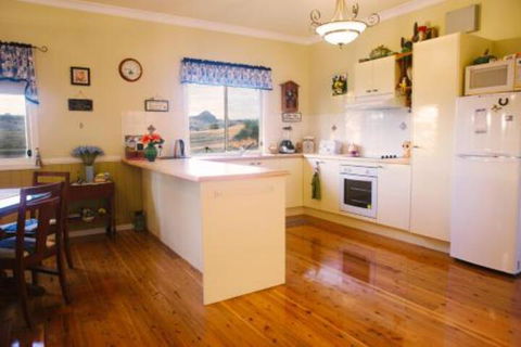 Milford Country Cottages - Accommodation Noosa 4