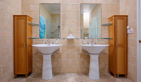 Cherubino Wines Guest Houses - Accommodation Noosa 2