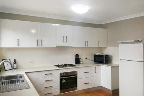 Large 5 Bedroom House With Wifi & Netflix Close To Taronga Western Plains Zoo - Accommodation Noosa 0