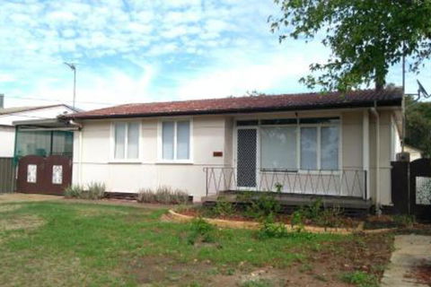Large 5 Bedroom House With Wifi & Netflix Close To Taronga Western Plains Zoo - Accommodation Noosa 7