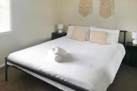 Large 5 Bedroom House With Wifi & Netflix Close To Taronga Western Plains Zoo - Accommodation Noosa 3