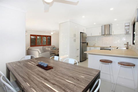 FABULOUS HOLIDAY HIDEAWAY COOLUM BEACH - Accommodation Noosa 6