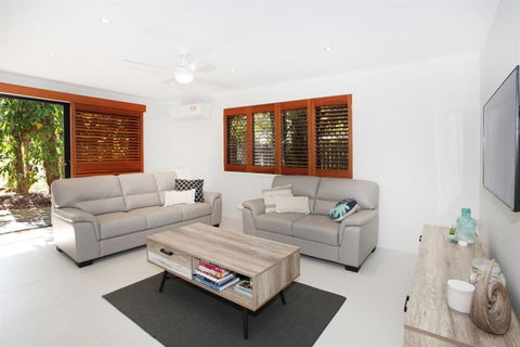 FABULOUS HOLIDAY HIDEAWAY COOLUM BEACH - Accommodation Noosa 2