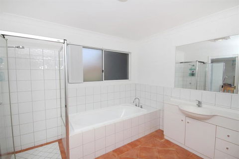 FANTASTIC HOLIDAY UNIT In A PERFECT LOCATION - Accommodation Noosa 3