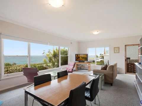 84 Ocean Parade - Accommodation Noosa 2