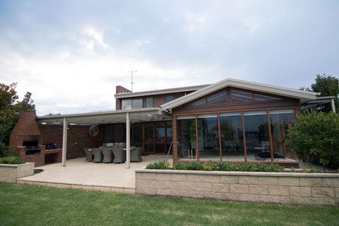 Lake House 61 Mulwala - Accommodation Noosa 0