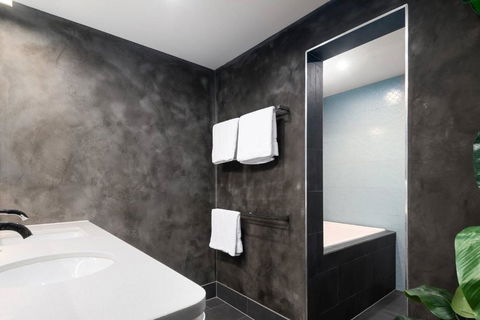Spacious Designer Warehouse Melbourne CBD Apartment - Accommodation Noosa 1