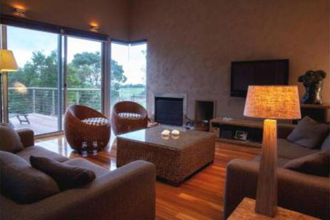 THE Lake House - Surf Side - Accommodation Noosa 2