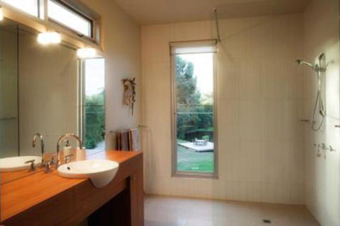 THE Lake House - Surf Side - Accommodation Noosa 3