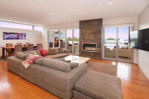 Opulent Oasis - Accommodation Noosa 2
