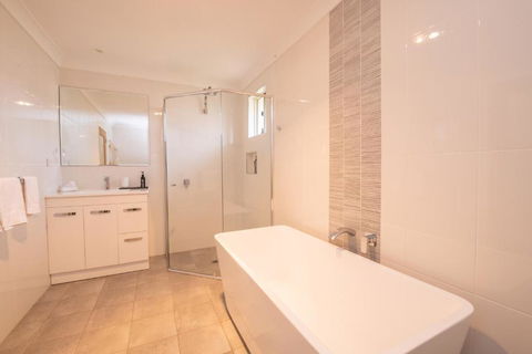 42 Rosemary Lane Â· Central Orange Spacious Family Home Quiet Lane - Accommodation Noosa 5