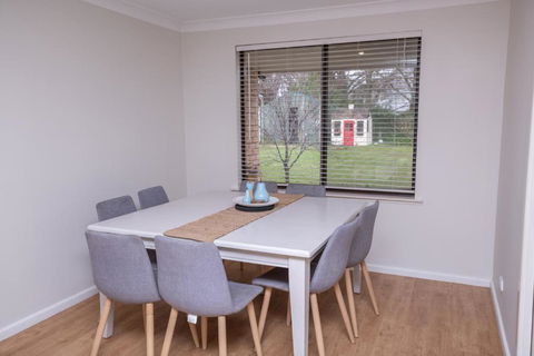 42 Rosemary Lane Â· Central Orange Spacious Family Home Quiet Lane - Accommodation Noosa 2
