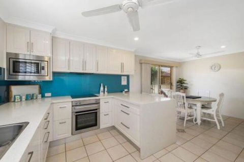 Burkeys 5 Main Street - Accommodation Noosa 2