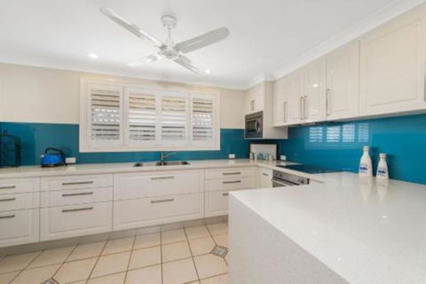 Burkeys 5 Main Street - Accommodation Noosa 0