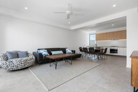 BRAND NEW OCEAN AVENUE TOWNHOUSE - Accommodation Noosa 3