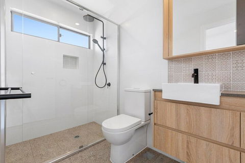BRAND NEW OCEAN AVENUE TOWNHOUSE - Accommodation Noosa 5