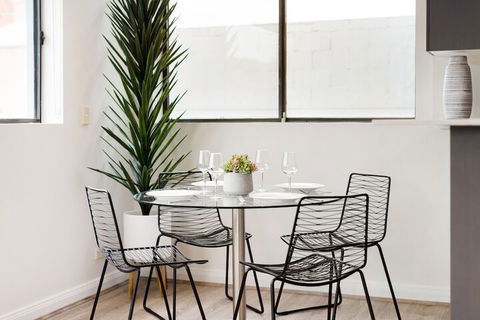 Spacious & Sunny 1 Bdrm In Surry Hills - FOV - Accommodation Noosa 3