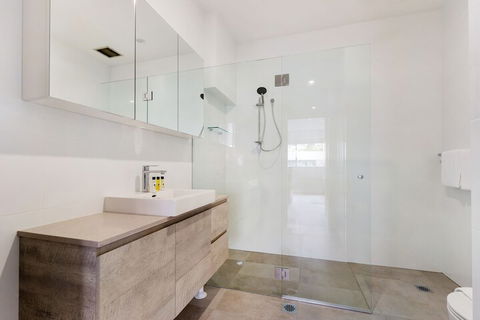 Spacious & Sunny 1 Bdrm In Surry Hills - FOV - Accommodation Noosa 5