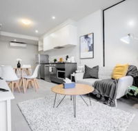 Stunning 2 Bed On Collins With Pool In Southern Cross - Accommodation Noosa