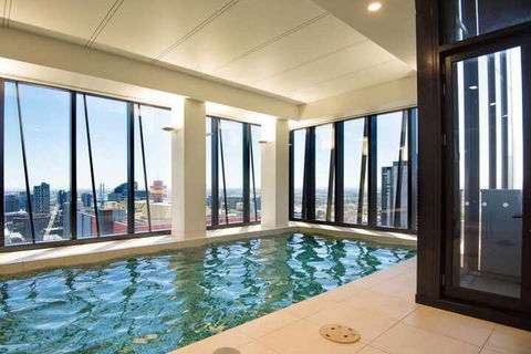 Stunning 2 Bed On Collins With Pool In Southern Cross - Accommodation Noosa 2